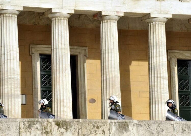 Poliisit valmistautuivat ottamaan vastaan mielenosoittajia torstaina Ateenan Syntagma-aukiolla.