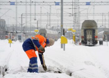 Nyt rautateiden kunnossapidosta irtisanotaan. Rami Naulo puhdisti junaradan vaihteita Helsingin Ilmalan ratapihalla viime helmikuussa.