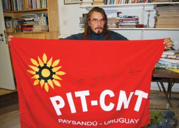 Olavi Kokkonen toi tuliaisinaan Uruguayn ammatillisen keskusjärjestön lipun.