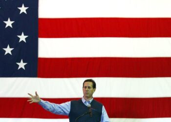 Rick Santorum puhumassa viime viikolla sotalaivan kannella.