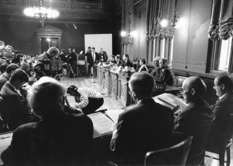 1990-luvun laman yksi kulminaatiopiste koettiin maaliskuussa 1992. Pankkien johtajat olivat Säätytalolla 18.3. kuulemassa, että Esko Ahon hallitus pönkittää niitä 8 miljardin markan pääomatuella.