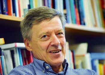 J. P. Roos jäi eläkkeelle professorin toimestaan, mutta jatkaa tutkimustyötä. ”Kunnes kuolema tai dementia meidät