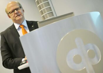 OP-Pohjolan pääjohtaja Reijo Karhinen ennakoi Kauppalehdessä (2.10) uuden veron olevan ”kuolinisku suomalaiselle osakesäästämiselle ja pörssille”.