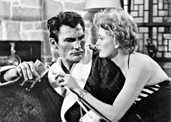 Suosittu näyttelijä joutuu tekemään katkeria valintoja moraalinsa suhteen ankarassa Hollywood-kuvauksessa. Kuvassa Jack Palance ja Shelly Winters.