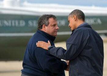 Republikaanikuvernööri Chris Christie ja demokraattipresidentti Barack Obama rinta rinnan – parasta mainosta Obamalle.