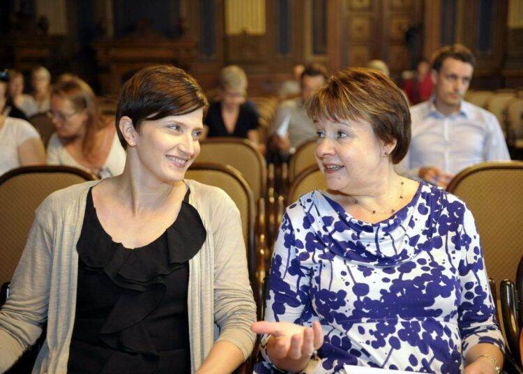 Peruspalveluministeri Susanna Huovinen (vas.) ja Sote- työryhmän vetäjä, osastopäällikkö Kirsi Paasikoski.