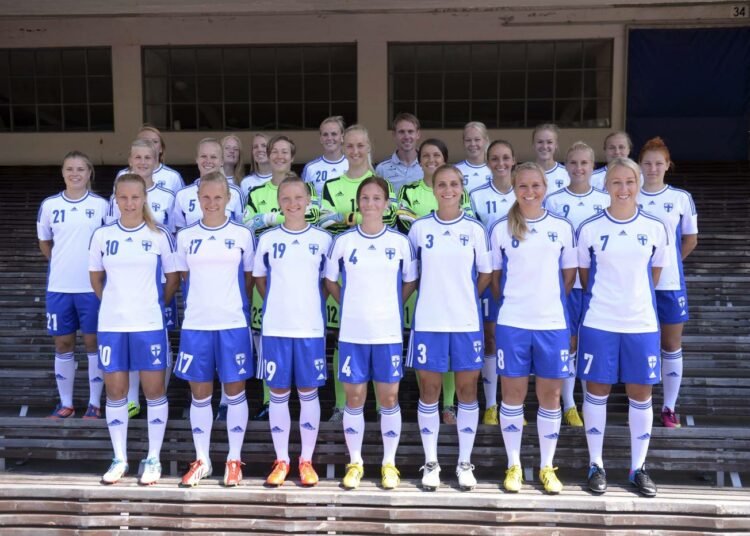 Naisten jalkapallomaajoukkue on mukana EM-kisoissa jo kolmatta kertaa. Joukkue ryhmäkuvassa Helsingin Olympiastadionilla kesäkuun 28. päivä.