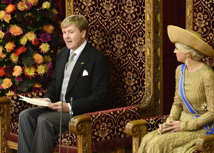 Kuningas Willem-Alexander sanoi ensimmäisessä valtaistuinpuheessaan syyskuussa, että klassinen hyvinvointivaltio on tiensä päässä. Oikealla kuningatar Maxima.