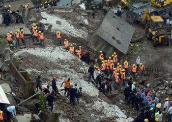 Korruptiolla on osansa myös huonoon rakentamiseen. Kuvassa raivataan romahtaneen kerrostalon raunioita syyskuun lopulla Mumbaissa.