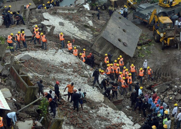 Korruptiolla on osansa myös huonoon rakentamiseen. Kuvassa raivataan romahtaneen kerrostalon raunioita syyskuun lopulla Mumbaissa.