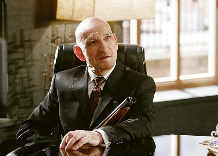 Ronskissa toimintaleffassa nuori mies saa kaksi rikollispomoa, poliisietsivän ja palkkamurhaajan kintereilleen. Kuvassa The Rabbi (Ben Kingsley).