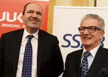 SSAB:n toimitusjohtaja Martin Lindqvist (vas.) ja Rautaruukin toimitusjohtaja Sakari Tamminen tiedotustilaisuudessa Helsingissä keskiviikkona.