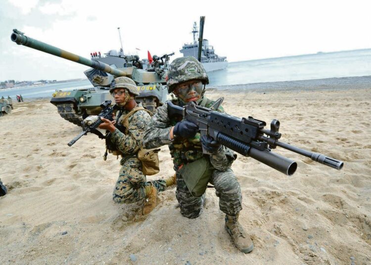Yhdysvallat on kyennyt pitämään asevoimansa jatkuvasti työllistettyinä eri puolille maailmaa suuntautuneissa vapauden ja demokratian vientihankkeissa. Kuvassa Etelä-Korean ja Yhdysvaltojen sotilaita yhteisissä harjoituksissa.