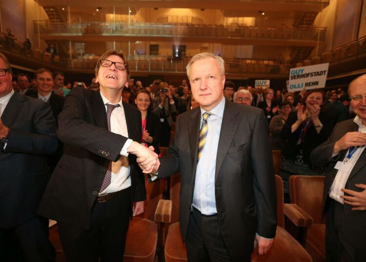Olli Rehn vieraili Euroopan liberaalidemokraattien liiton ryhmän kokouksessa helmikuun alussa. Vasemmalla europarlamentin jäsen Guy Verhofstadt.