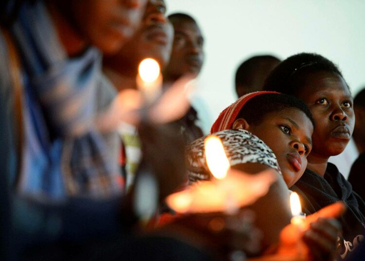 Ruandan kansanmurhassa surmattiin 20 vuotta sitten noin miljoona ihmistä. Ruandalaisia naisia kansanmurhan alkamisen vuosipäivän jumalanpalveluksessa maan pääkaupungin Kigalin stadionilla maanantaina.