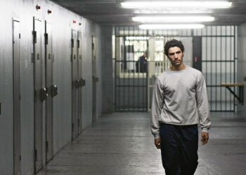 Nuori Malik (Tahar Rahim) oppii henkiinjäämisen taidon ja saavuttaa juonitte-lullaan vankilan napamiehen paikan.