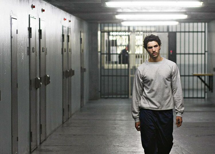 Nuori Malik (Tahar Rahim) oppii henkiinjäämisen taidon ja saavuttaa juonitte-lullaan vankilan napamiehen paikan.