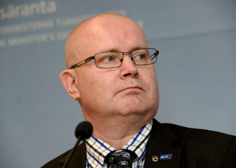 Oikeus- ja työministeri Jari Lindström (ps) valitteli jo kesäkuun lopussa, että työllisyysmäärärahoja oli käytetty "ripeästi".
