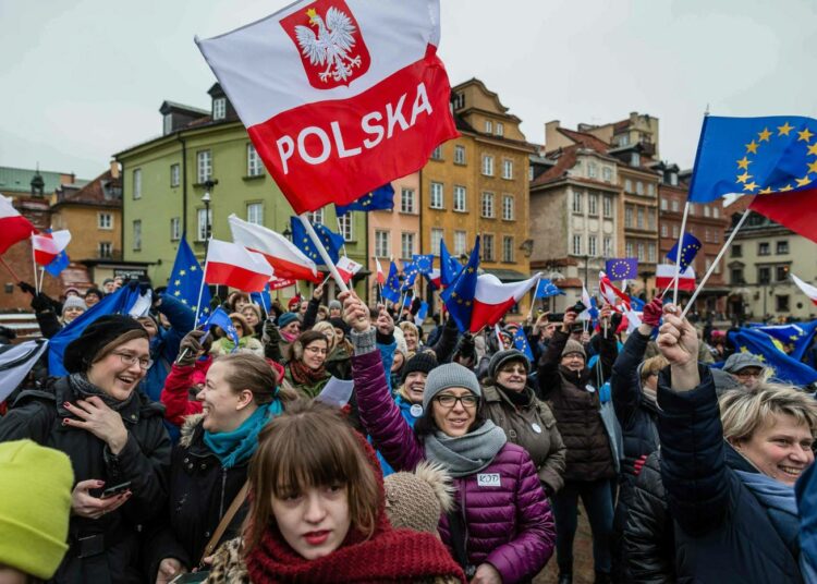 Varsovassa osoitettiin keskiviikkona mieltä maan uutta medialakia vastaan. Puolan uusi hallitus joutuu EU:n syyniin.