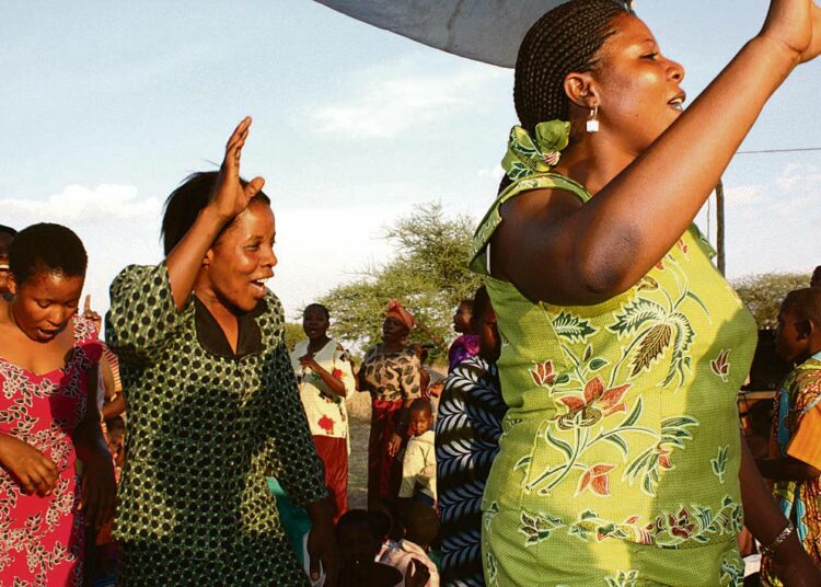 Jumalanpalvelus alkaa reippaalla laululla Busongon kylän liepeillä Tansaniassa.