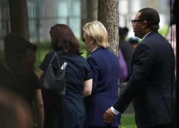 Keuhkokuumetta sairastava Hillary Clinton joutui poistumaan tuettuna 9/11-muistotilaisuudesta sunnuntaina.