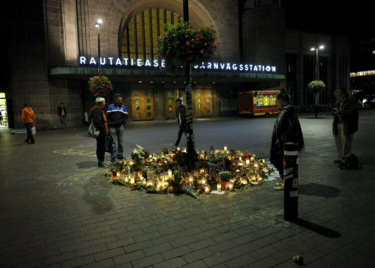 Helsingin Asema-aukiolla surmatun miehen muistoksi on tuotu monta päivää kukkia, muistokynttilöitä ja tervehdyksiä.