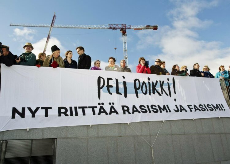 Lauantain suurmielenosoituksessa vaadittiin rasististen ryhmien peliä poikki. Hallitus antoi oman vastauksensa asiaan maanantaina.