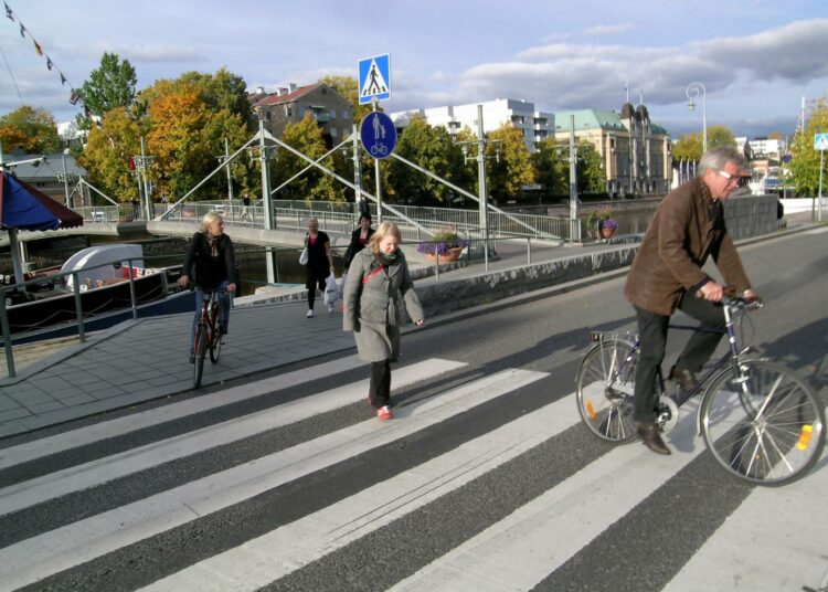 Turun Vasemmisto haluaa kehittää kestäviä liikennemuotoja: kävelyä, pyöräilyä ja joukkoliikennettä.