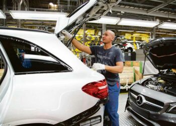 Tuhat uutta työntekijää rekrytoiva Uudenkaupungin autotehdas ei ole yksinäinen valopilkku Suomessa.