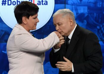 PiS:n johtajalta Jaroslaw Kaczynskiltä tervehdyksen saava pääministeri Beata Szydlo joutuu luopumaan tehtävästään.
