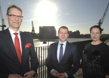 Oikeuskansleri Tuomas Pöysti (vas), valtiovarainministeri Petteri Orpo sekä Työeläkevakuuttajat TELA ry:n toimitusjohtaja Suvi-Anne Siimes valtiovarainministeriön seminaarissa keskiviikkona.
