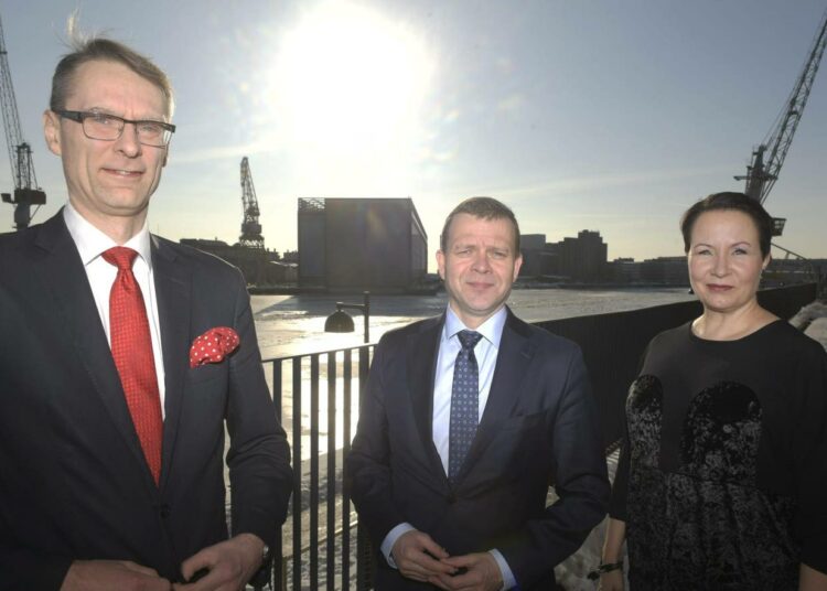 Oikeuskansleri Tuomas Pöysti (vas), valtiovarainministeri Petteri Orpo sekä Työeläkevakuuttajat TELA ry:n toimitusjohtaja Suvi-Anne Siimes valtiovarainministeriön seminaarissa keskiviikkona.