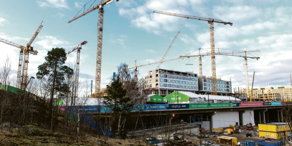 Helsingissä on käynnissä useita laajoja rakennustyömaita, kun kaupunkiin rakennetaan uusia asuntoja ja ostoskeskuksia. Kuvassa Pasilan rakennustyömaa.