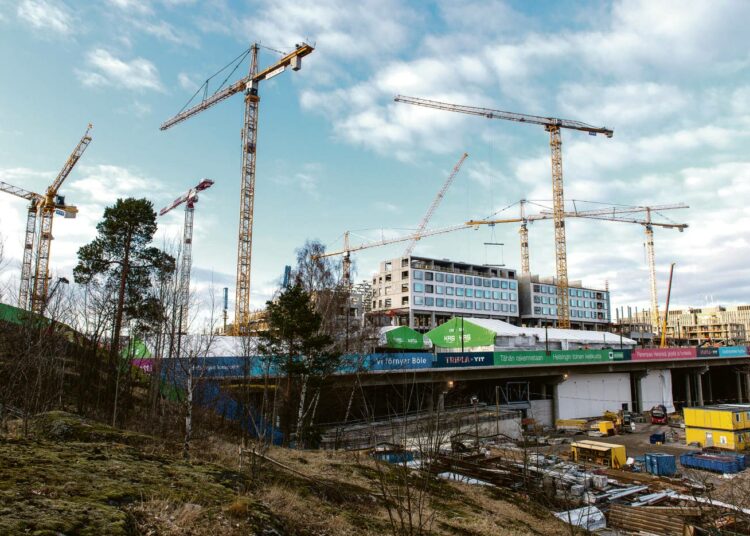 Helsingissä on käynnissä useita laajoja rakennustyömaita, kun kaupunkiin rakennetaan uusia asuntoja ja ostoskeskuksia. Kuvassa Pasilan rakennustyömaa.