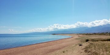Itäisessä Kirgisiassa sijaitsevalla Issyk-Kul-järvellä vierailevista turisteista suurin osa tulee naapurimaa Kazakstanista.