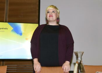 Perhe- ja peruspalveluministeri Annika Saarikon antamalla päivystyksen keskittämisasetuksella pyrittiin hakemaan säästöjä muun muassa vuodeosastohoidon vähentymisen, hoitokäytäntöjen standardoinnin sekä hoitojaksojen lyhenemisen kautta.