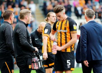 Hull Cityn Reece Burke sai juotavaa syyskuisessa ottelussa Ipswich Townia vastaan.