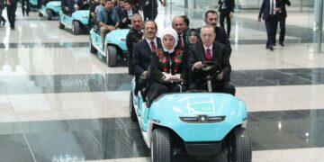 Presidentti Recep Tayyip Erdogan veti letkaa puolisonsa Eminen kanssa Istanbulin kolmannen lentokentän avajaisjuhlissa viime viikon maanantaina.