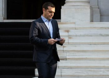 Pääministeri Alexis Tsipras tiedotusvälineiden edessä sunnuntaina.