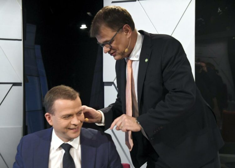 Kokoomuksen Petteri Orpo ja Keskustan Juha Sipilä auttoivat toisiaan lankamikrofonien kanssa ennen Ylen ensimmäistä puheenjohtajatenttiä Helsingissä 14. maaliskuuta. Muilta osin puolueiden yhteistyökyky näyttää olevan jäissä.