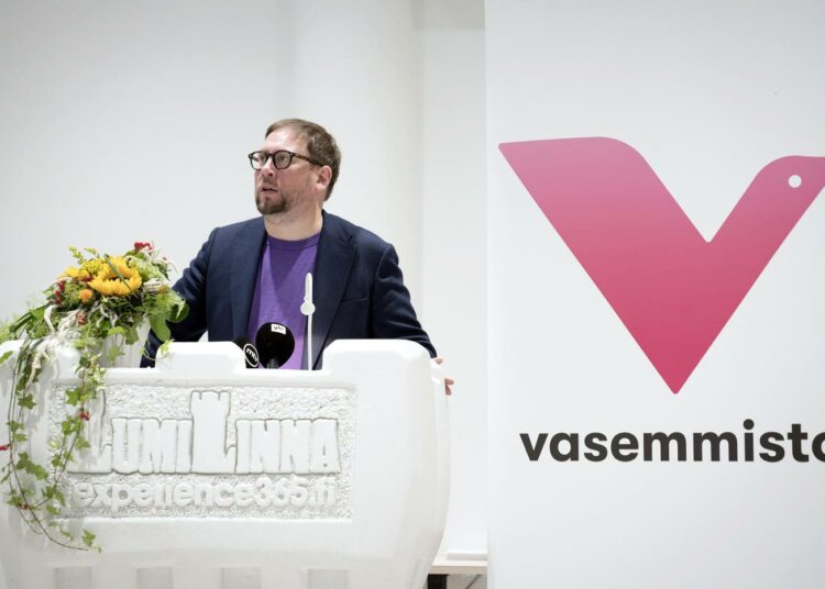 Paavo Arhinmäki valittiin kesäkuussa vasemmistoliiton eduskuntaryhmän puheenjohtajaksi, kun Aino-Kaisa Pekonen nousi sosiaali- ja terveysministeriksi.