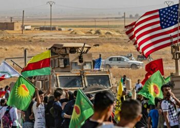 Syyrian kurdit ympäroivät amerikkalaisen panssaroidun ajoneuvon Ras al-Ain kaupungissa vastalauseena Yhdysvaltain ilmoitukselle vetää joukkonsa pois alueelta.