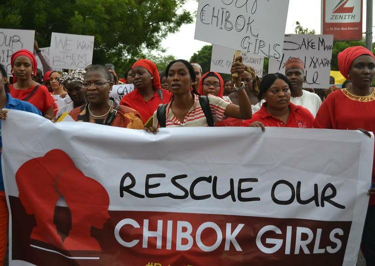 Viisi vuotta sitten Boko Haramin kaappaamat nigerialaistytöt saivat hetkeksi maailmanlaajuista huomiota. Nigerian valtion pidättämät, useimmiten aiheetta Boko Haramin jäsenyydestä epäillyt lapset eivät ole saaneet puolustajia alkuunkaan samassa mitassa. Kuvassa mielenosoitus Nigerian pääkaupungissa Abujassa huhtikuussa 2014.