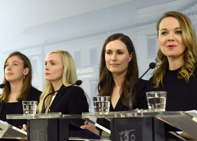Hallitusryhmiä vetävät naiset tiedotustilaisuudessa. Heistä viides, RKP:n Anna-Maja Henriksson, oli työmatkalla Yhdysvalloissa.