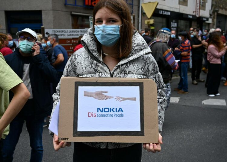 Nokian ranskalaiset työntekijät osoittivat mieltään irtisanomisia vastaan lauantaina 4. heinäkuuta.