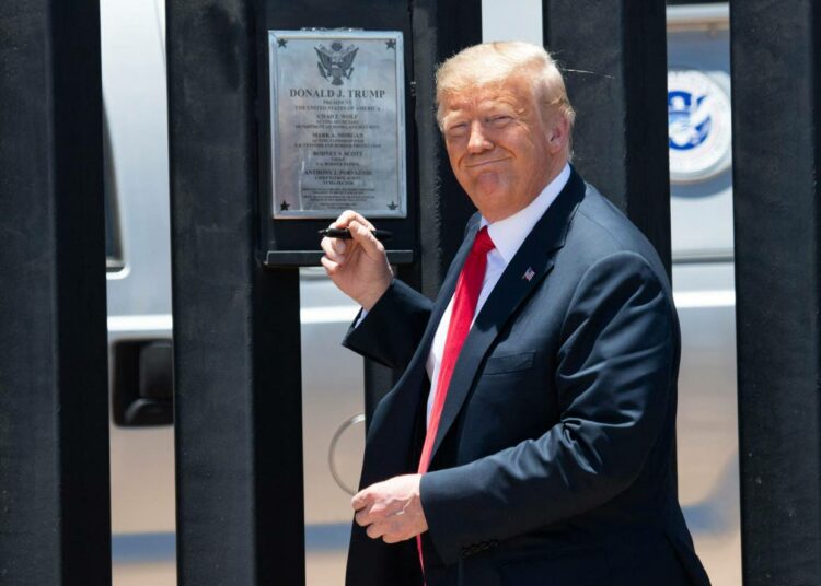 Presidentti Donald Trump allekirjoitti rajamuurinsa muistolaatan kesäkuussa Arizonan San Luisissa.