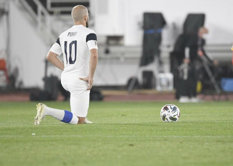 Teemu Pukki polvistui ennen Suomi–Wales-ottelun alkua viime viikon torstaina.