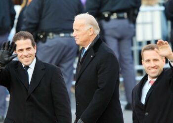 Joe Biden (keskellä) poikiensa Hunter Bidenin (vas.) ja Beau Bidenin kanssa vuonna 2009.