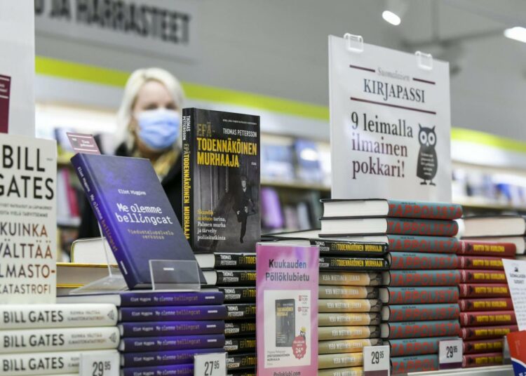 Kirjakaupat siirtyvät kauppakeskuksiin. Kuva on Jumbon Suomalaisesta Kirjakaupasta Vantaalta.
