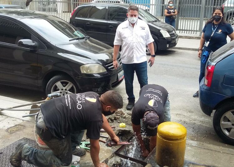 Caracasin Chacaon vauraan kaupunginosan pormestari Gustavo Duque tarkastelee vesijohdon asennustyömaata. Pian putki johtaa kaupunginosahallinnon varoilla rakennetusta kaivosta pumpattua vettä 15 000:lle paikalliselle asukkaalle. Asukkaat maksavat vain kaivon ja vesijohtojärjestelmän kunnossapidosta.